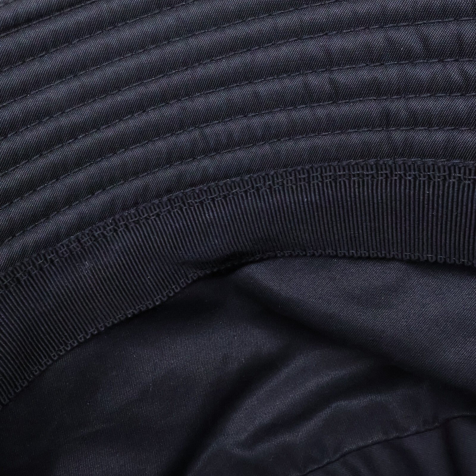 PRADA プラダ 【即決/国内正規】22年製 1HC137 2DMI Re-Nylon トライアングルロゴ ナイロン バケットハット 帽子
