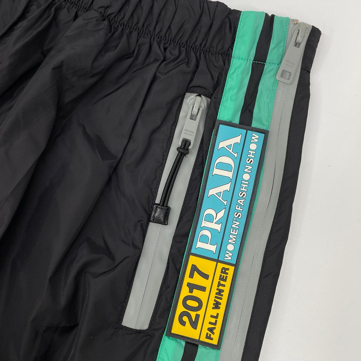 PRADA プラダ 17年製 22H733 S172 1PUZ ブラック×グリーンライン ナイロン パンツ ボトムス