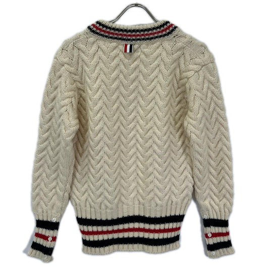 THOM BROWNE トムブラウン MKA066A-02447100 アイボリー ローゲージ ケーブル編み Vネック ストライプ ニット トップス