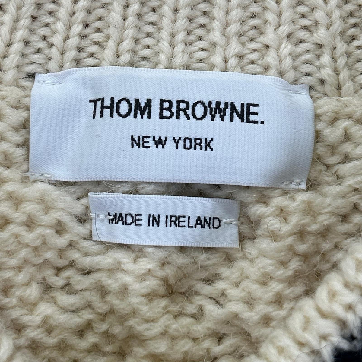THOM BROWNE トムブラウン MKA066A-02447100 アイボリー ローゲージ ケーブル編み Vネック ストライプ ニット トップス