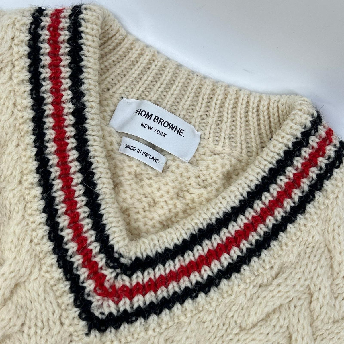 THOM BROWNE トムブラウン MKA066A-02447100 アイボリー ローゲージ ケーブル編み Vネック ストライプ ニット トップス