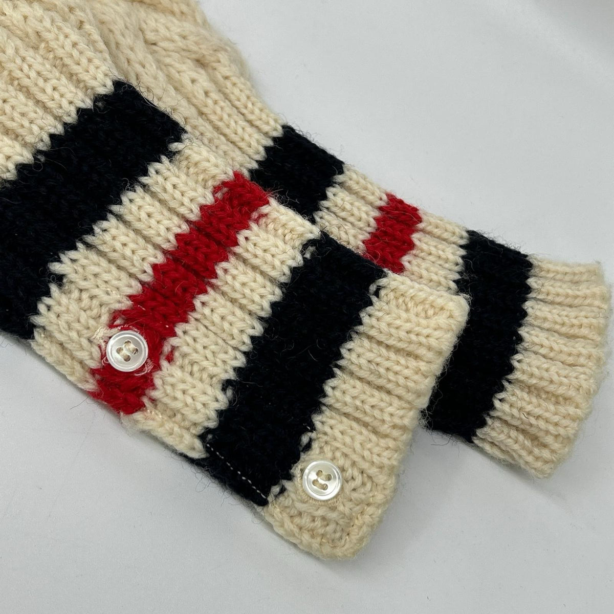 THOM BROWNE トムブラウン MKA066A-02447100 アイボリー ローゲージ ケーブル編み Vネック ストライプ ニット トップス