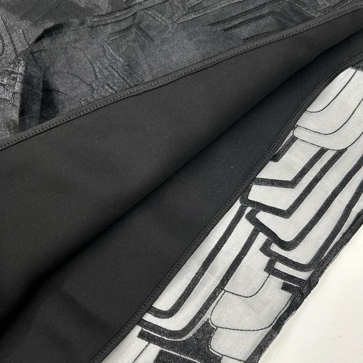 GIORGIOARMANI ジョルジオアルマーニ 2WHNN06P T03H6 ブラック ペチコート付き シアーロングスカート スカート