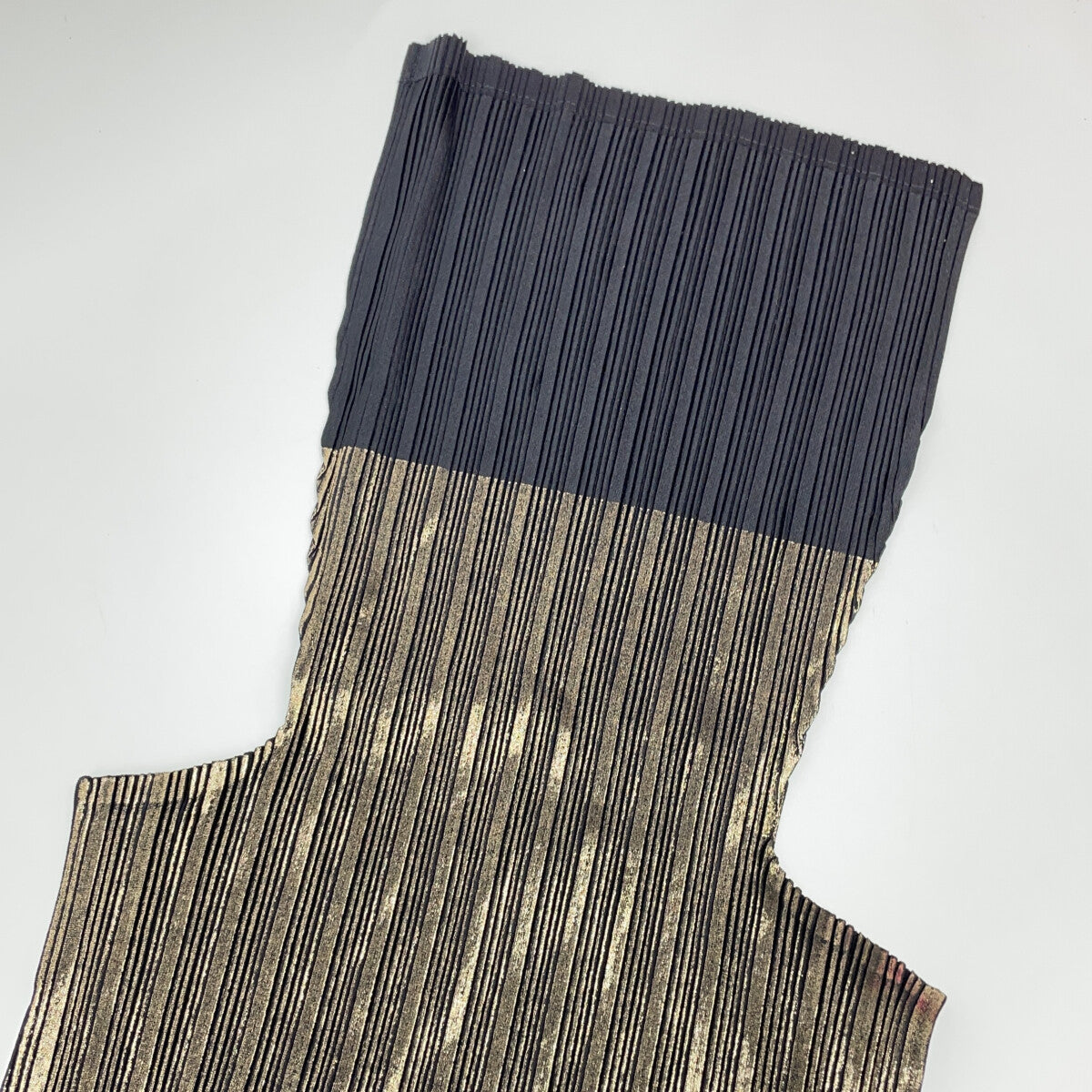 PLEATS PLEASE 三宅一生 褶皱系列 黑色/金色 PP03-FK352 高领上衣