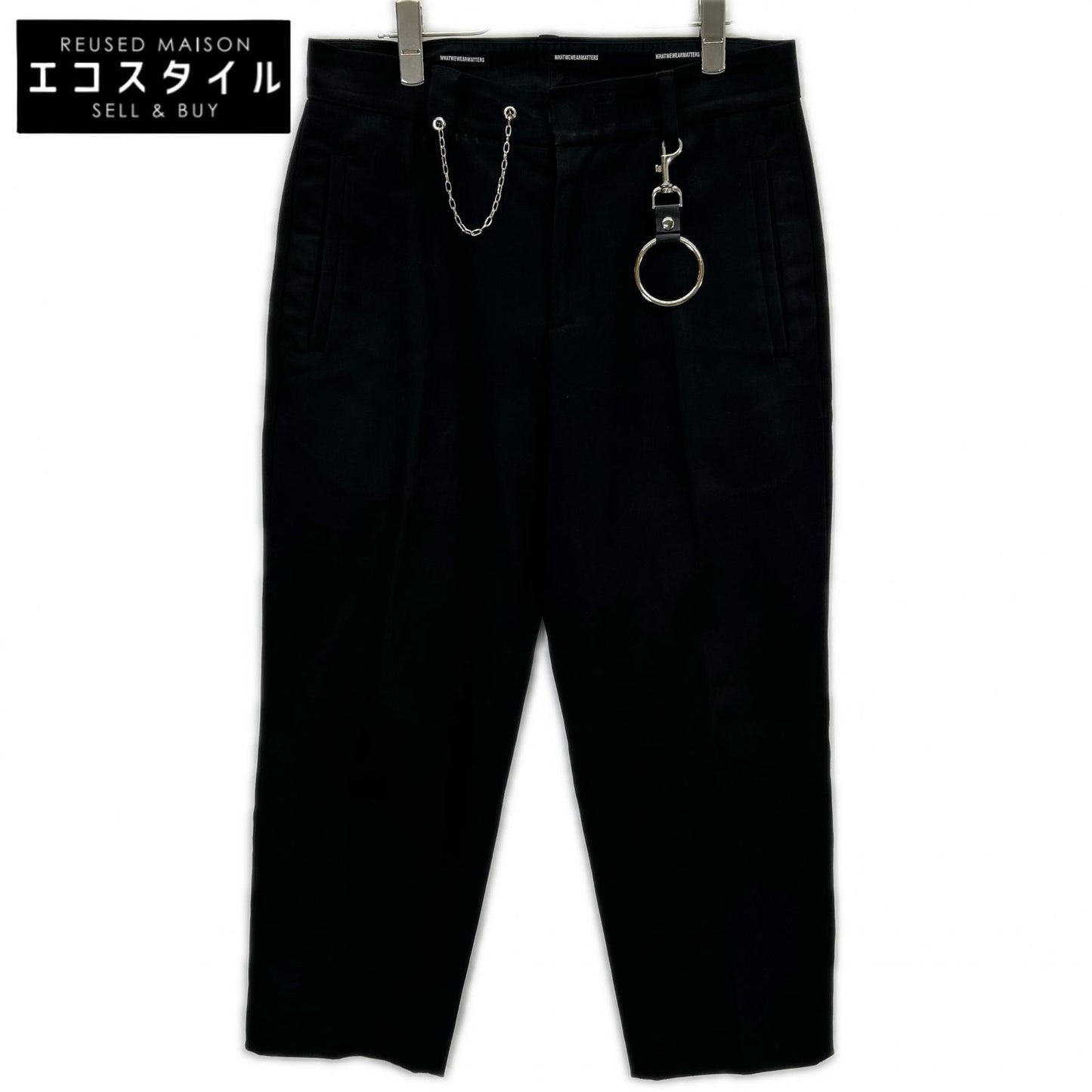 Black keyring-equipped chino pants, bottoms excluded