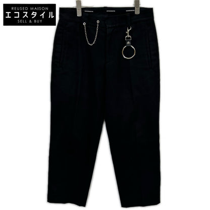 Black keyring-equipped chino pants, bottoms excluded