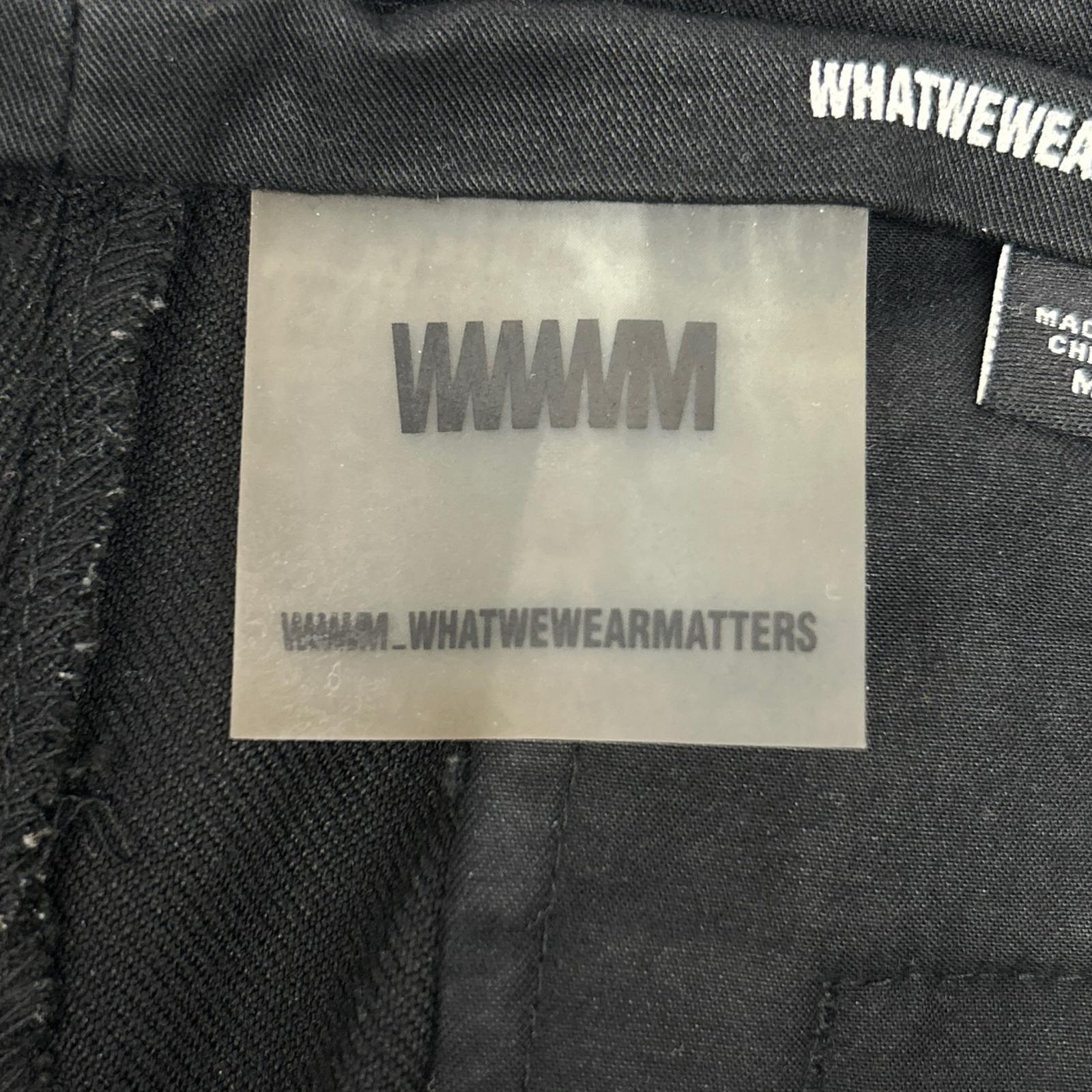 Black keyring-equipped chino pants, bottoms excluded