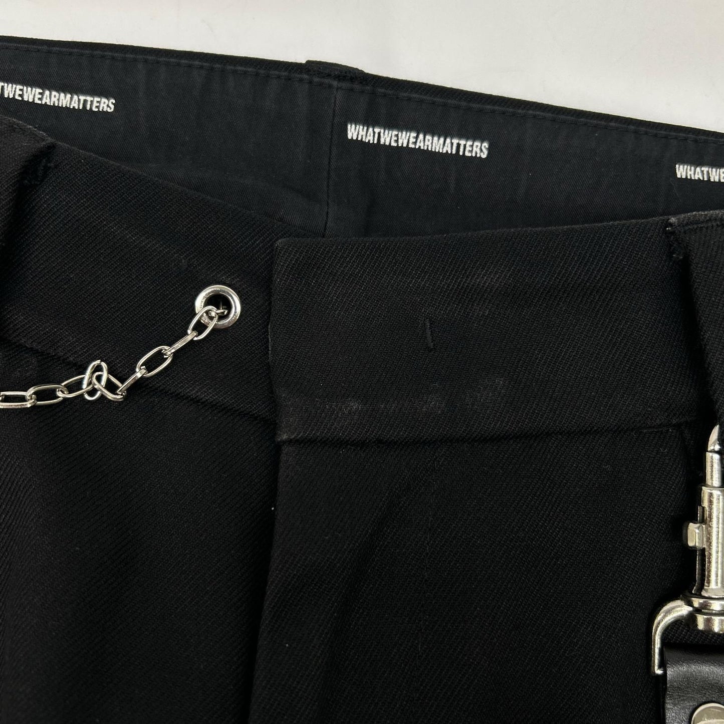 Black keyring-equipped chino pants, bottoms excluded