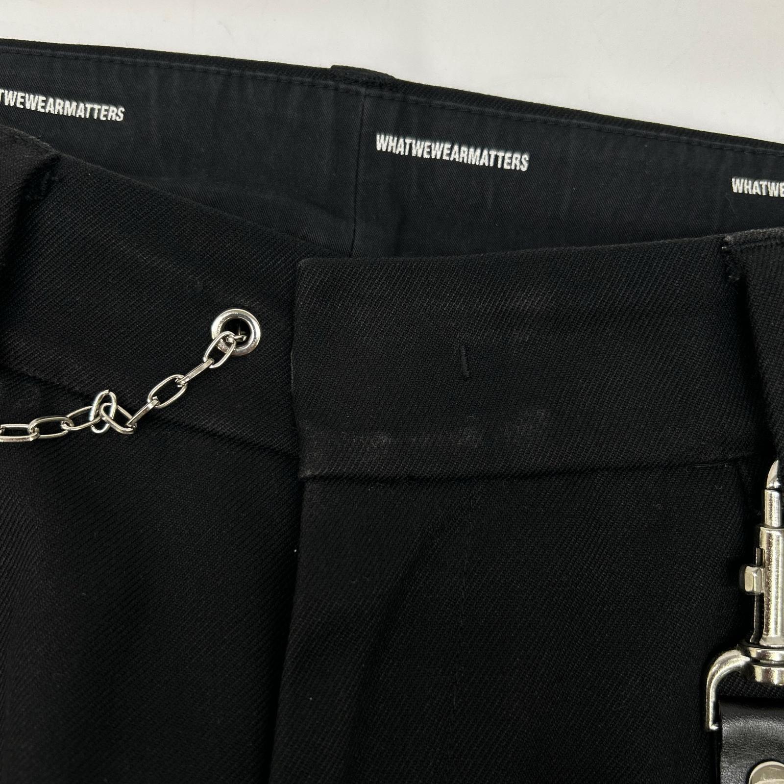 Black keyring-equipped chino pants, bottoms excluded