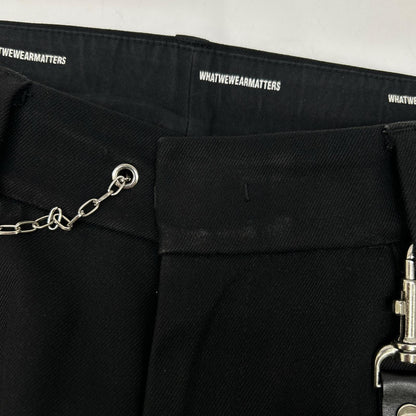 Black keyring-equipped chino pants, bottoms excluded