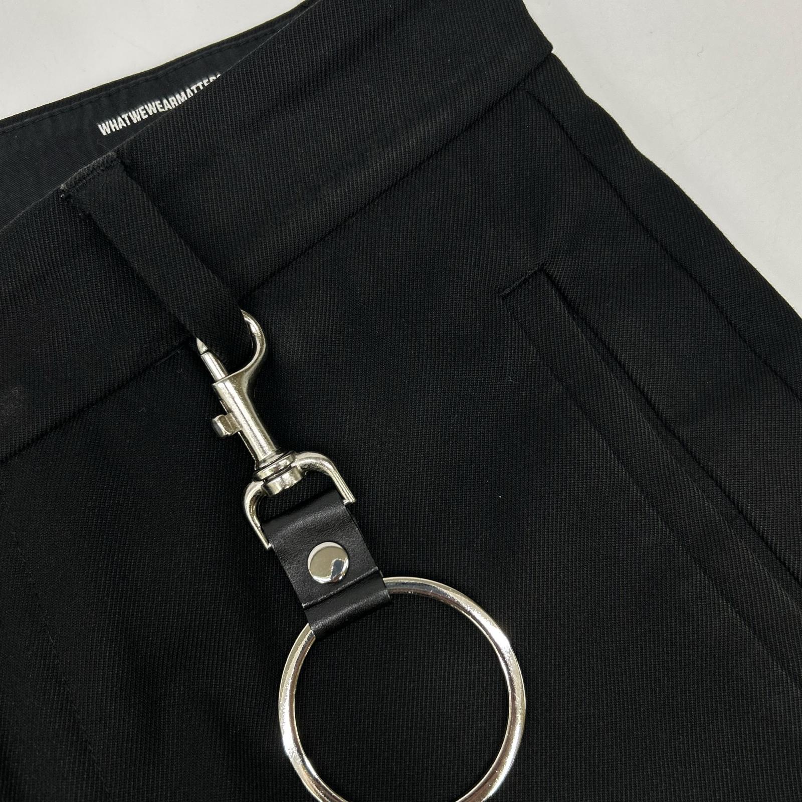 Black keyring-equipped chino pants, bottoms excluded