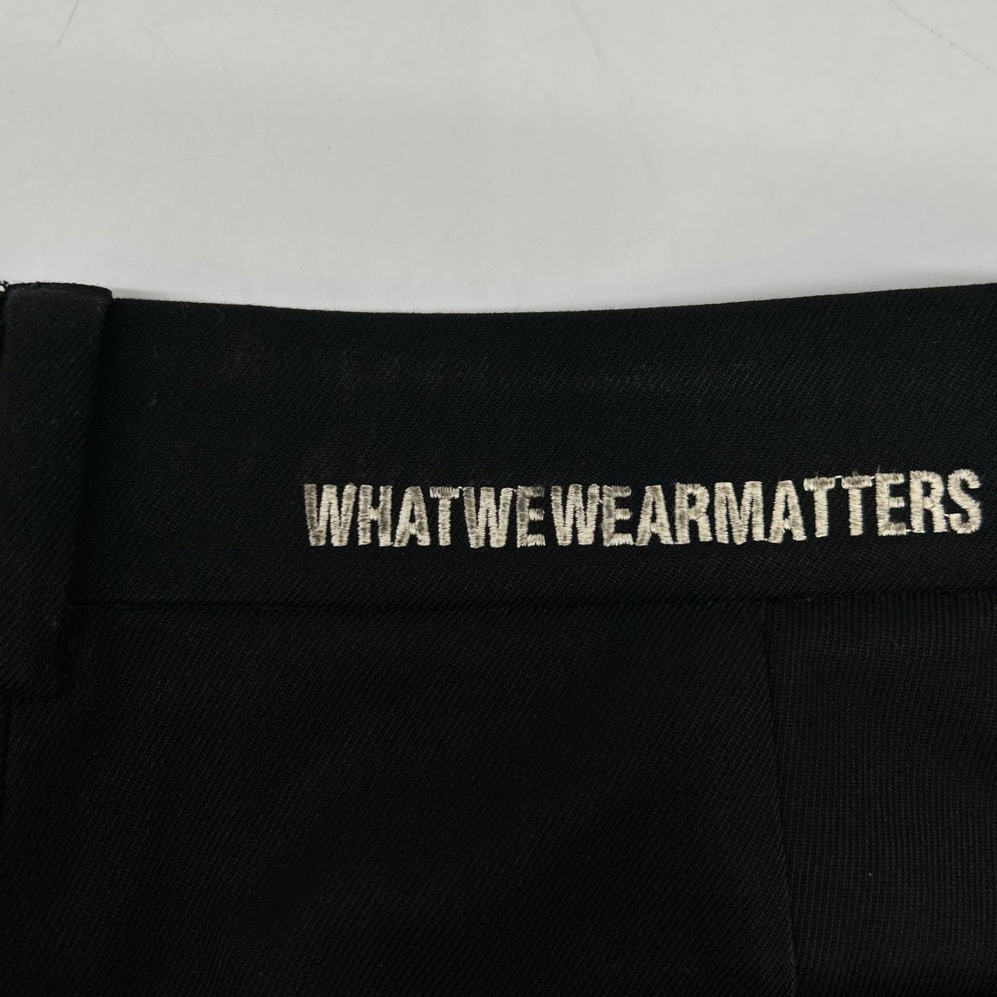 Black keyring-equipped chino pants, bottoms excluded