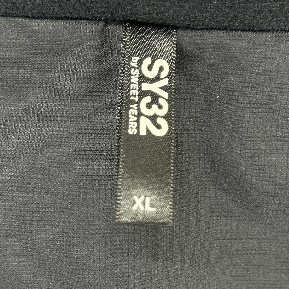 SY32 by SWEET YEARS エスワイサーティトゥーバイスウィートイヤーズ ブラック 13483 SHIELD LOGO INSULATION JK ジャケット