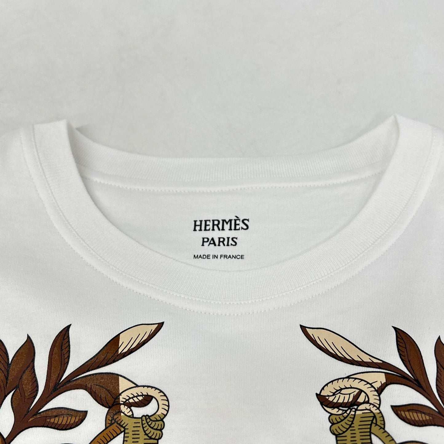HERMES エルメス ホワイト 24SS カルトゥッシュ デッラ・カヴァッレリア Tシャツ トップス