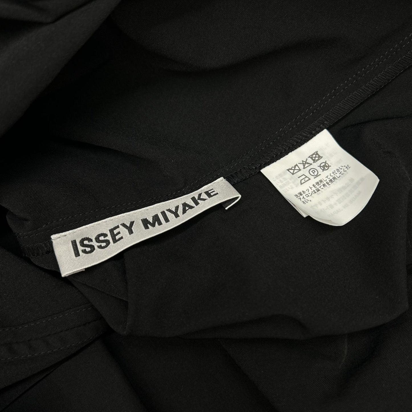 ISSEY MIYAKE イッセイミヤケ ブラック IM61FJ513 TWISTED DRAPE トップス