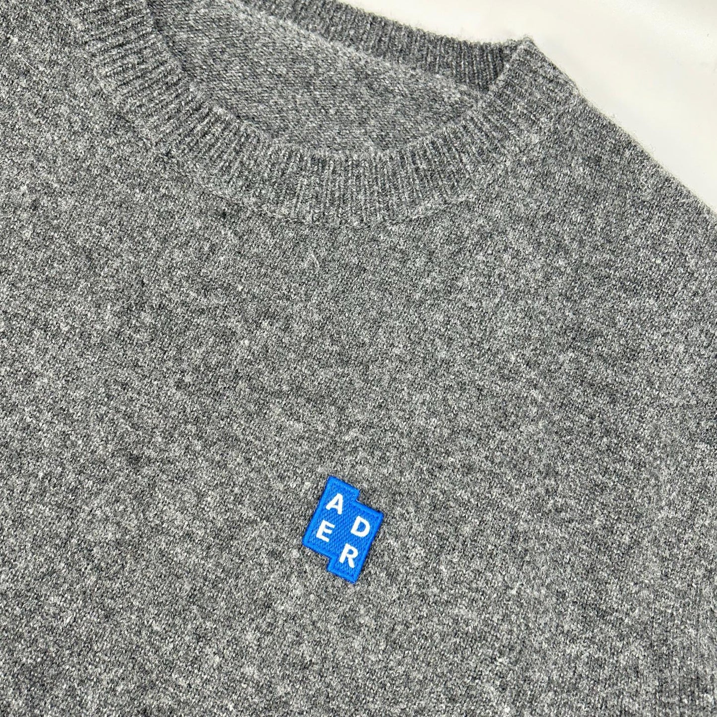 ADER error アーダーエラー BMSGFYKT0101CC ダークグレー シグネチャーロゴ クルーネックニット トップス