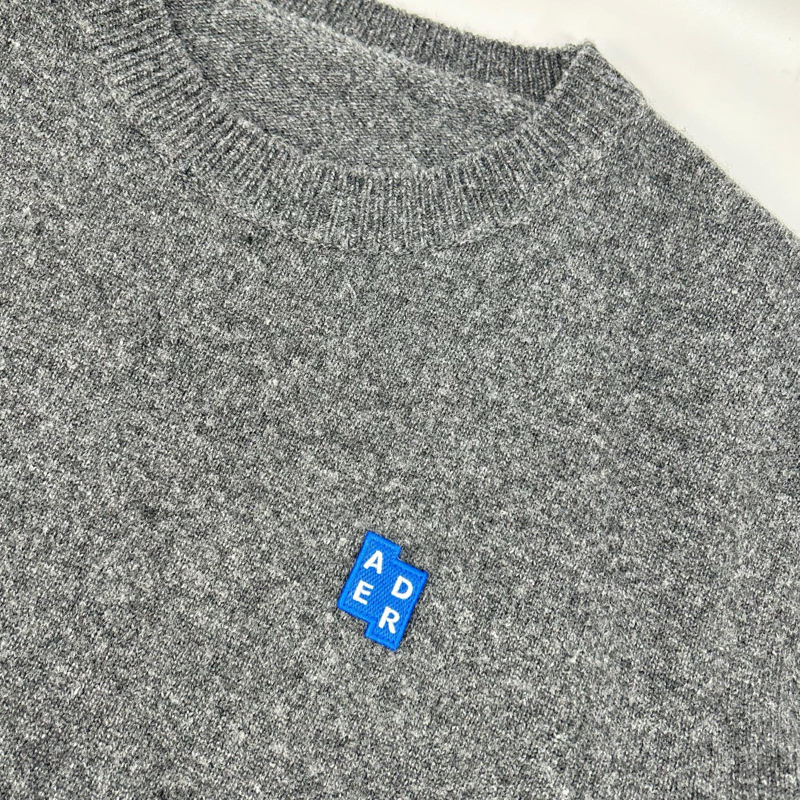 ADER error アーダーエラー BMSGFYKT0101CC ダークグレー シグネチャーロゴ クルーネックニット トップス
