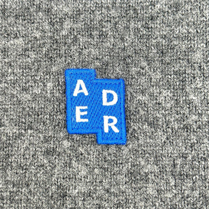 ADER error アーダーエラー BMSGFYKT0101CC ダークグレー シグネチャーロゴ クルーネックニット トップス