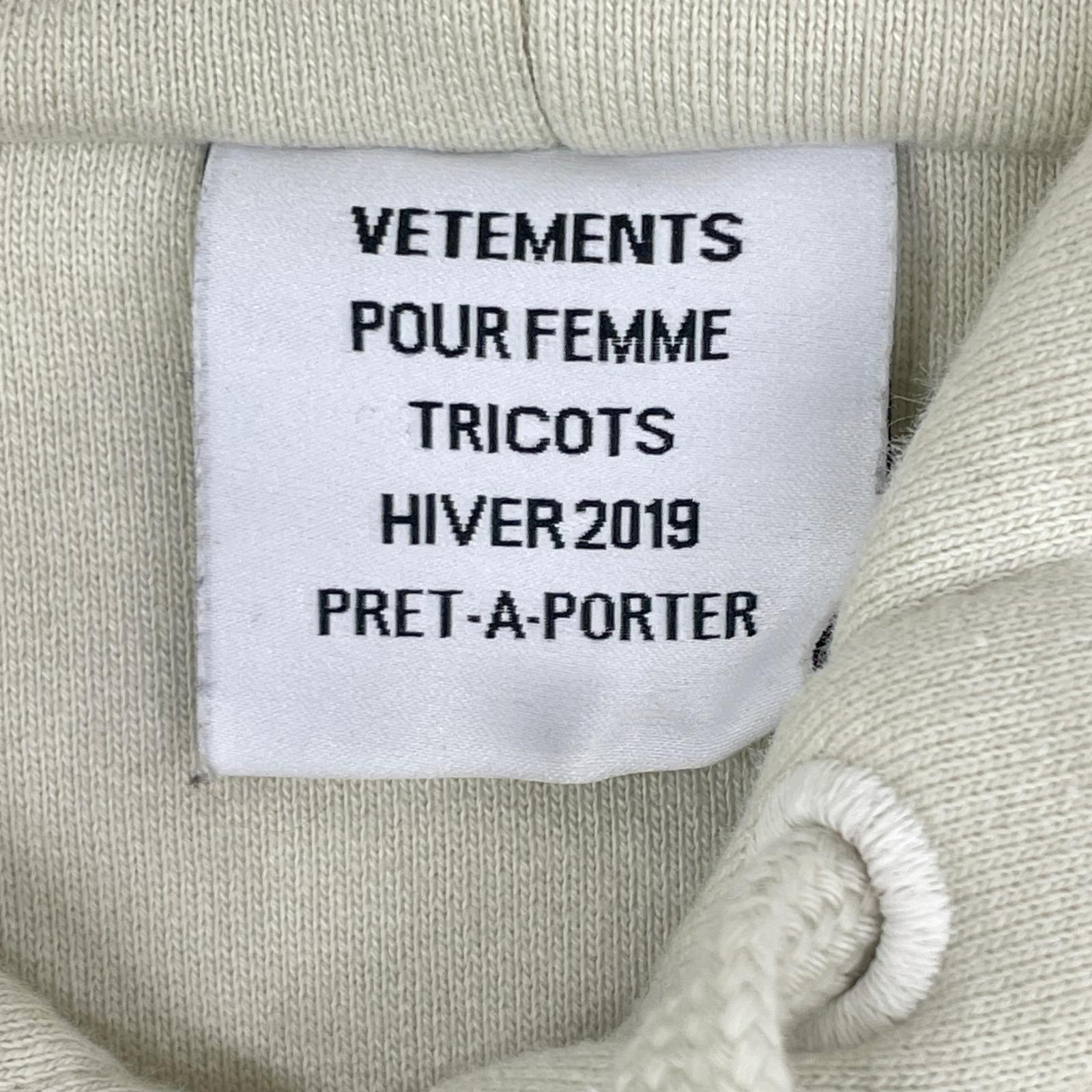 VETEMENTS Vetements WAH19TR107 Off-White Back-Patch Hoodie Top