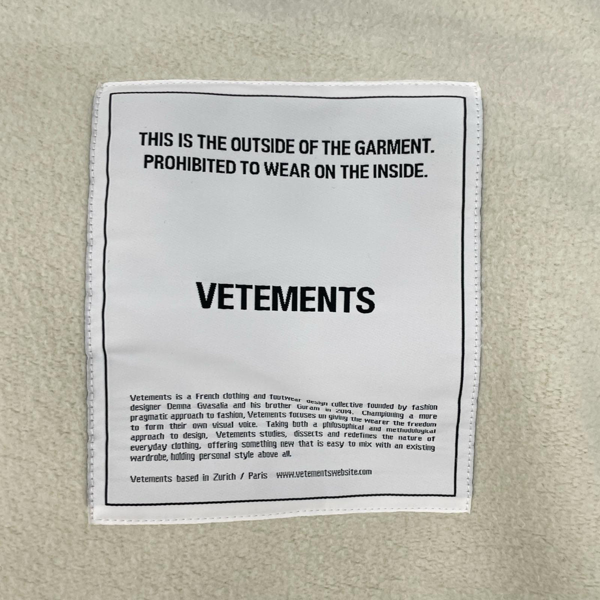 VETEMENTS Vetements WAH19TR107 Off-White Back-Patch Hoodie Top