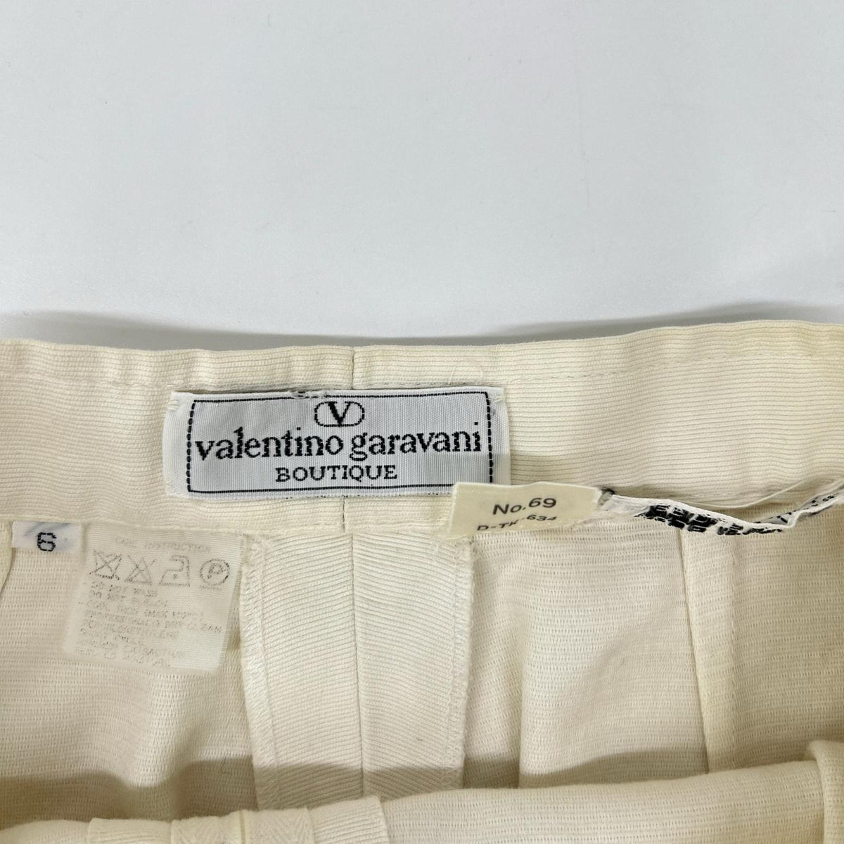 Valentino Garavani ヴァレンティノガラヴァーニ D-TK-634 アイボリー 2タックショーツ ボトムス