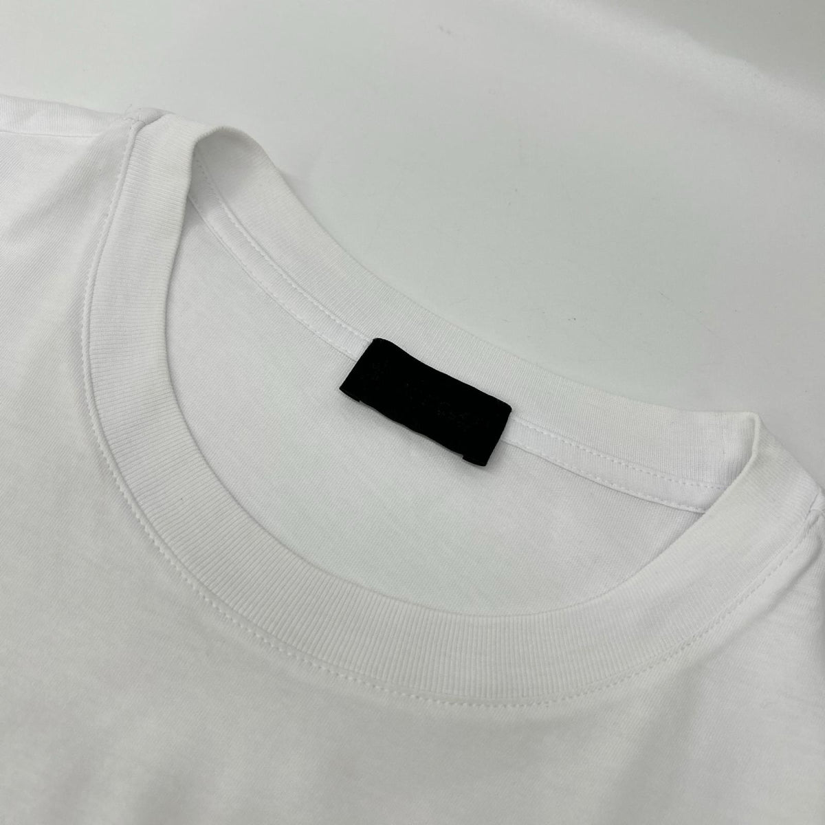 MONCLER モンクレール 23SS J10918C00028 ホワイト エンブレムロゴ クルーネックTシャツ トップス