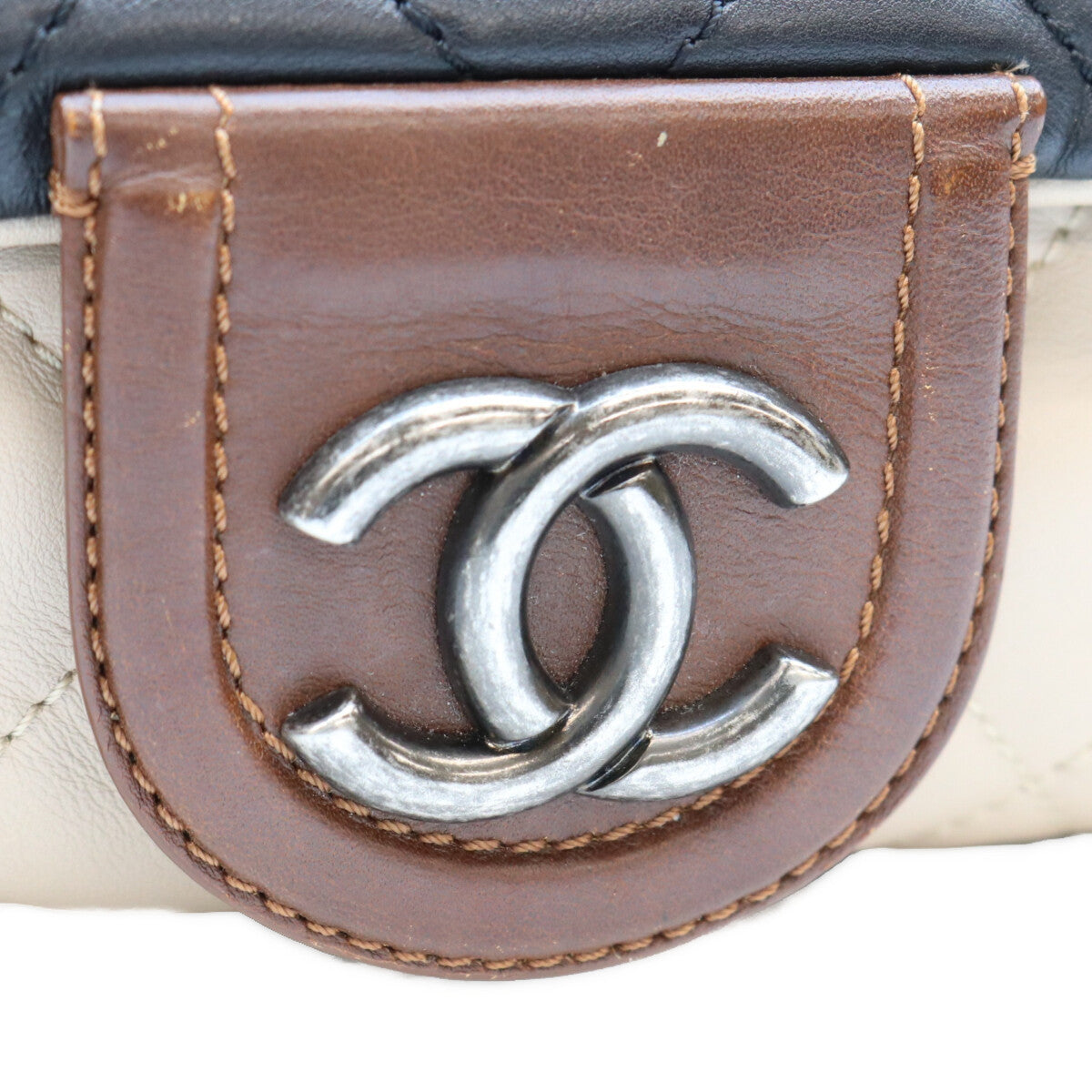 Chanel Series 16 Black × Beige Two-Tone Calfskin East-West Matelassé Silver Hardware Chain Shoulder Bag Shoulder Bag