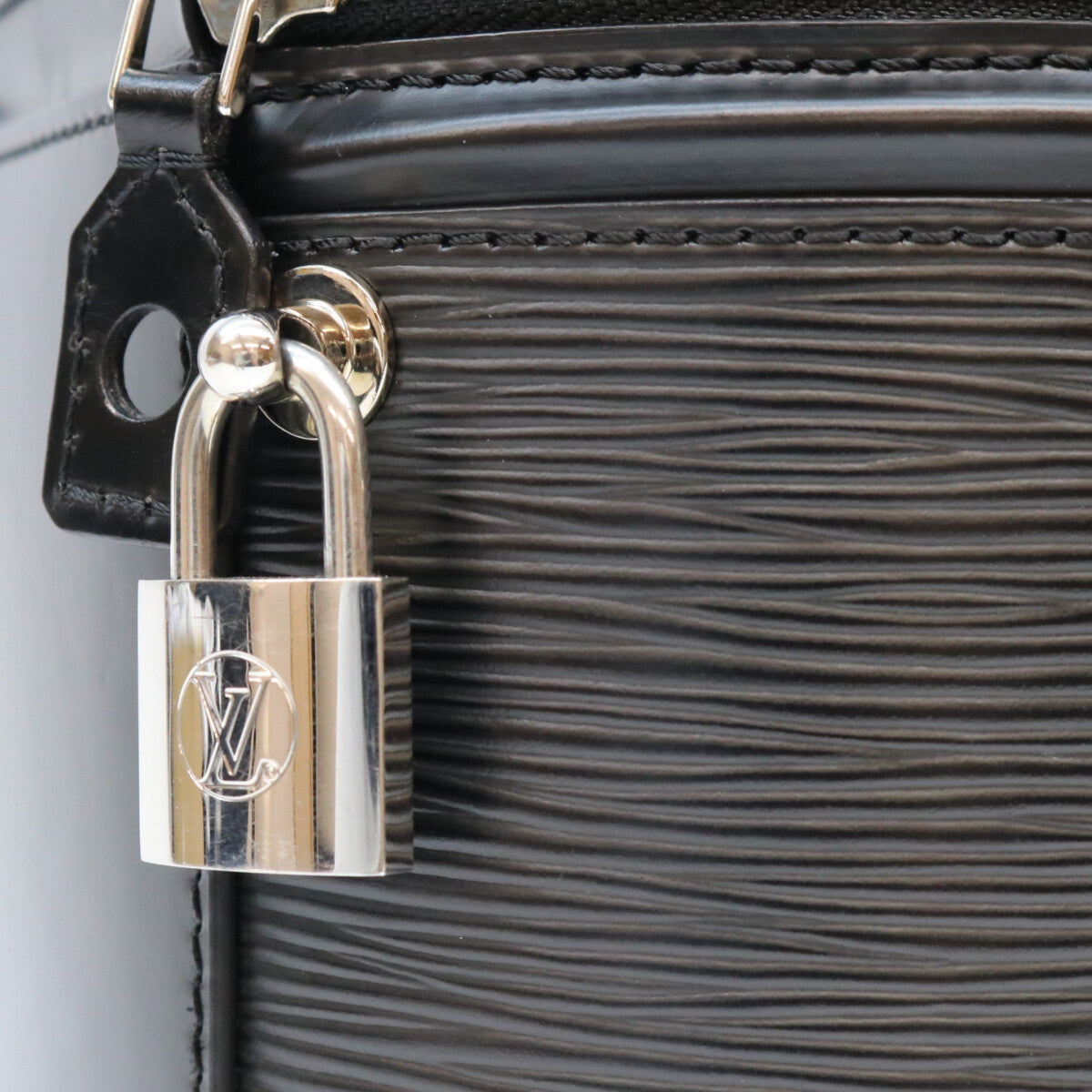 LOUIS VUITTON ルイヴィトン M52226 エピ ノワール カンヌ ショルダーバッグ ショルダーバッグ