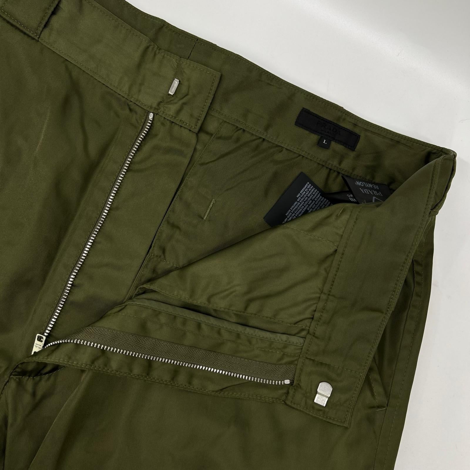 PRADA プラダ 23年 SPH392 RE NYLON カーキ 三角プレート カーゴパンツ ナイロン ボトムス