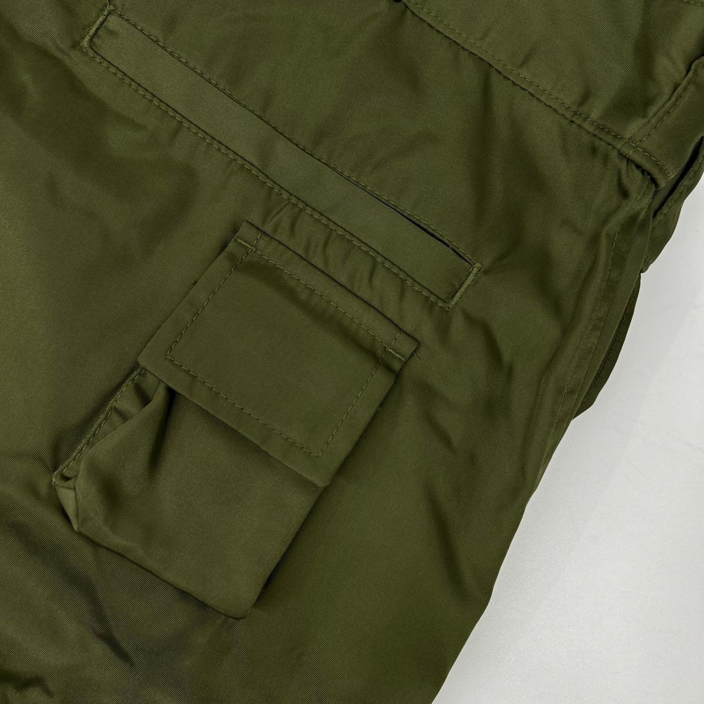 PRADA プラダ 23年 SPH392 RE NYLON カーキ 三角プレート カーゴパンツ ナイロン ボトムス