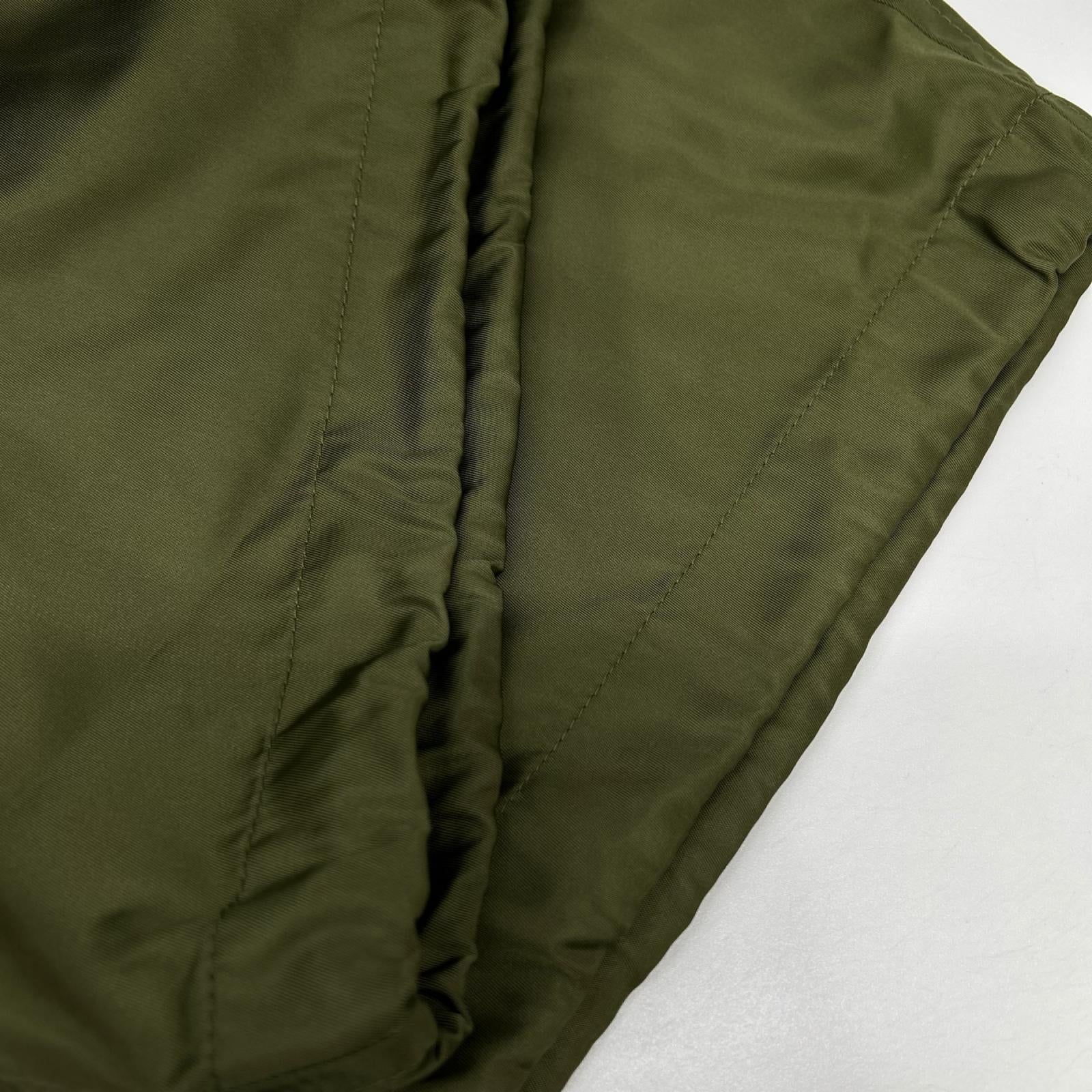 PRADA プラダ 23年 SPH392 RE NYLON カーキ 三角プレート カーゴパンツ ナイロン ボトムス