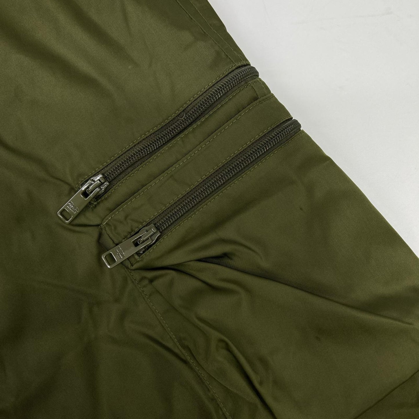 PRADA プラダ 23年 SPH392 RE NYLON カーキ 三角プレート カーゴパンツ ナイロン ボトムス
