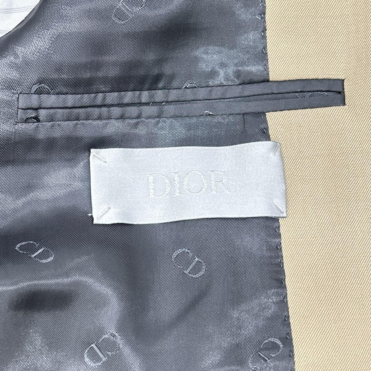 Dior HOMME ディオールオム 22aw 023c261c4739 テーラード ジャケット ダブルブレスト ピークドラペル 総裏 CDロゴ裏地 ジャケット