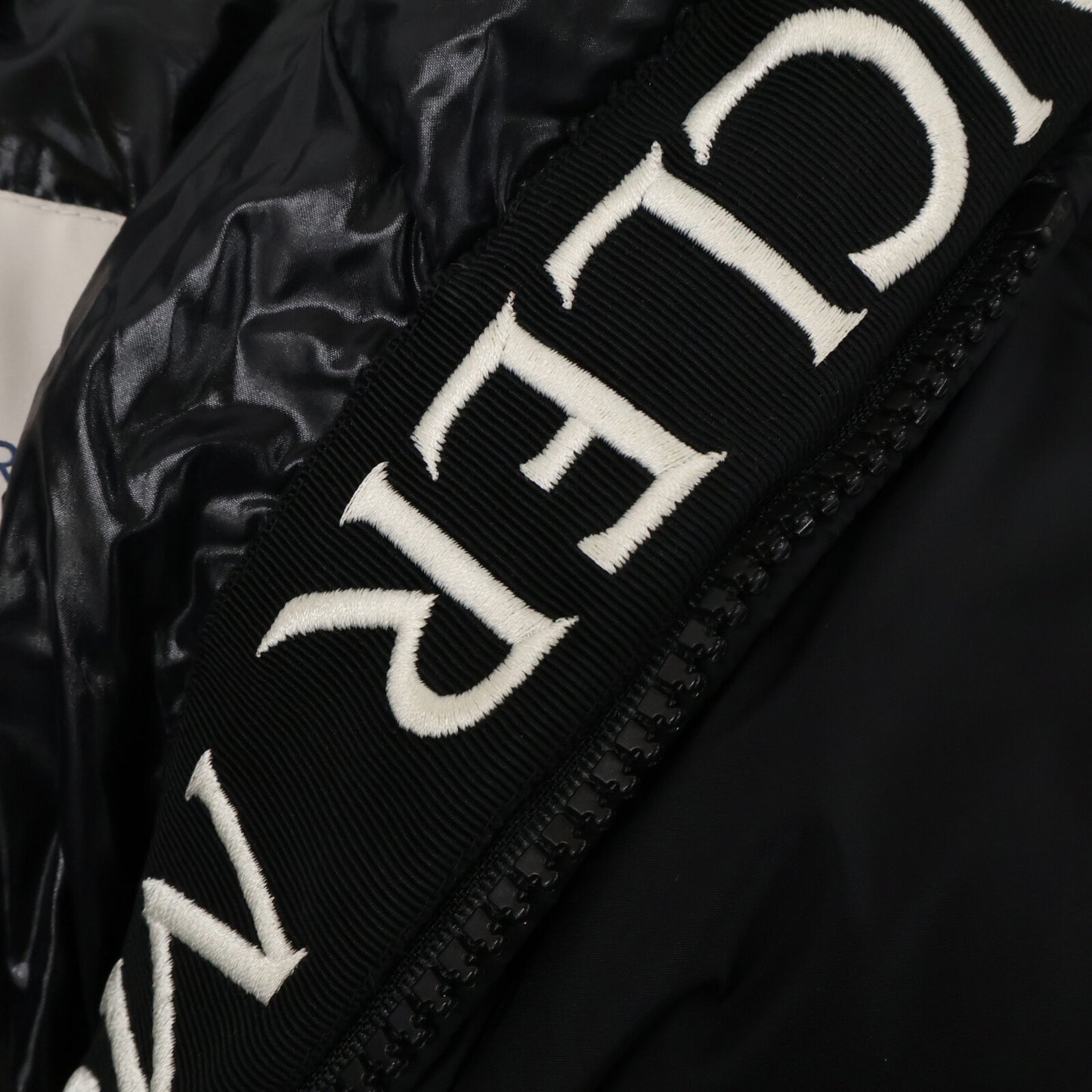 MONCLER モンクレール MONTCLA モンクラ 内側ロゴ刺繍グログランテープ フーディダウンジャケット ジャケット