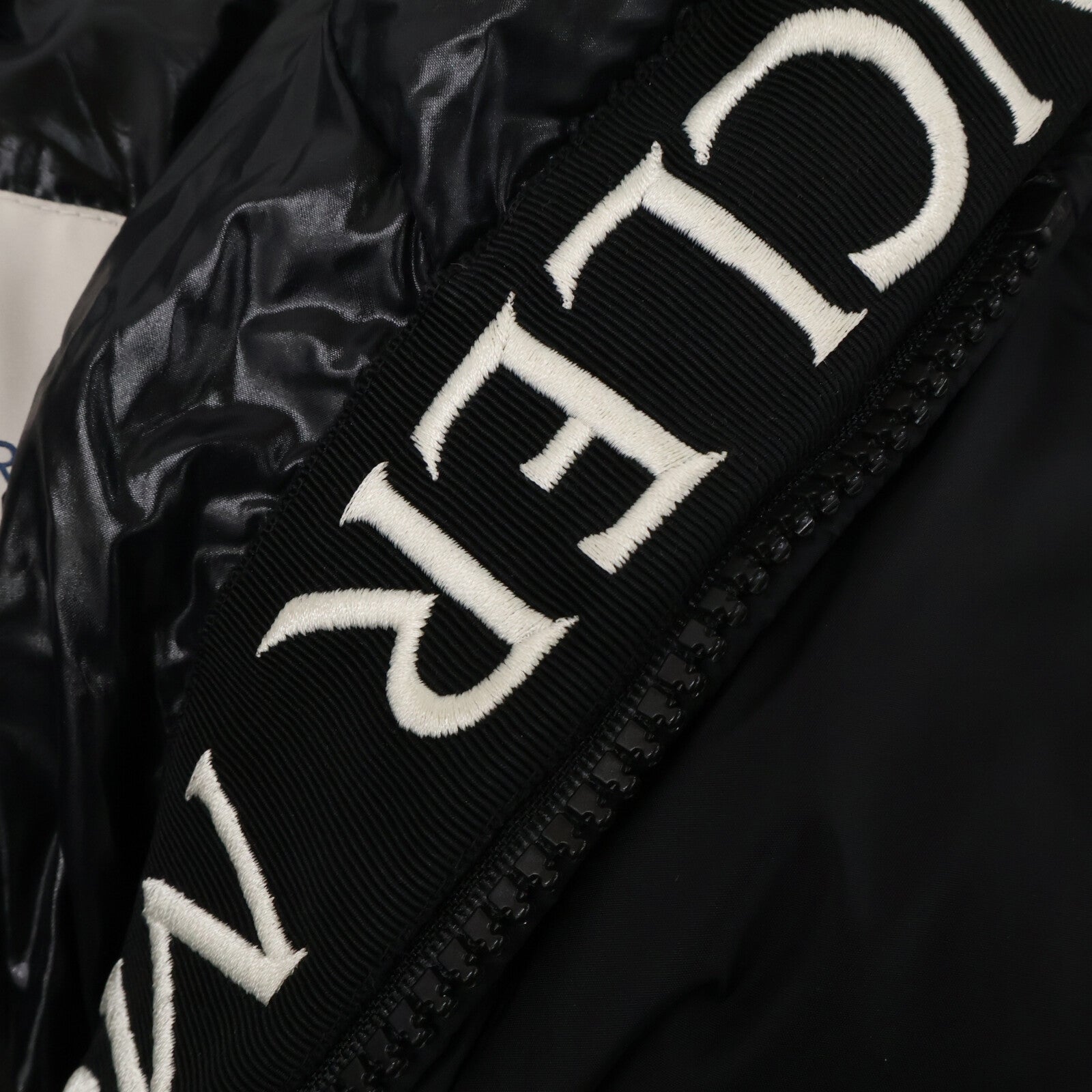 MONCLER モンクレール MONTCLA モンクラ 内側ロゴ刺繍グログランテープ フーディダウンジャケット ジャケット