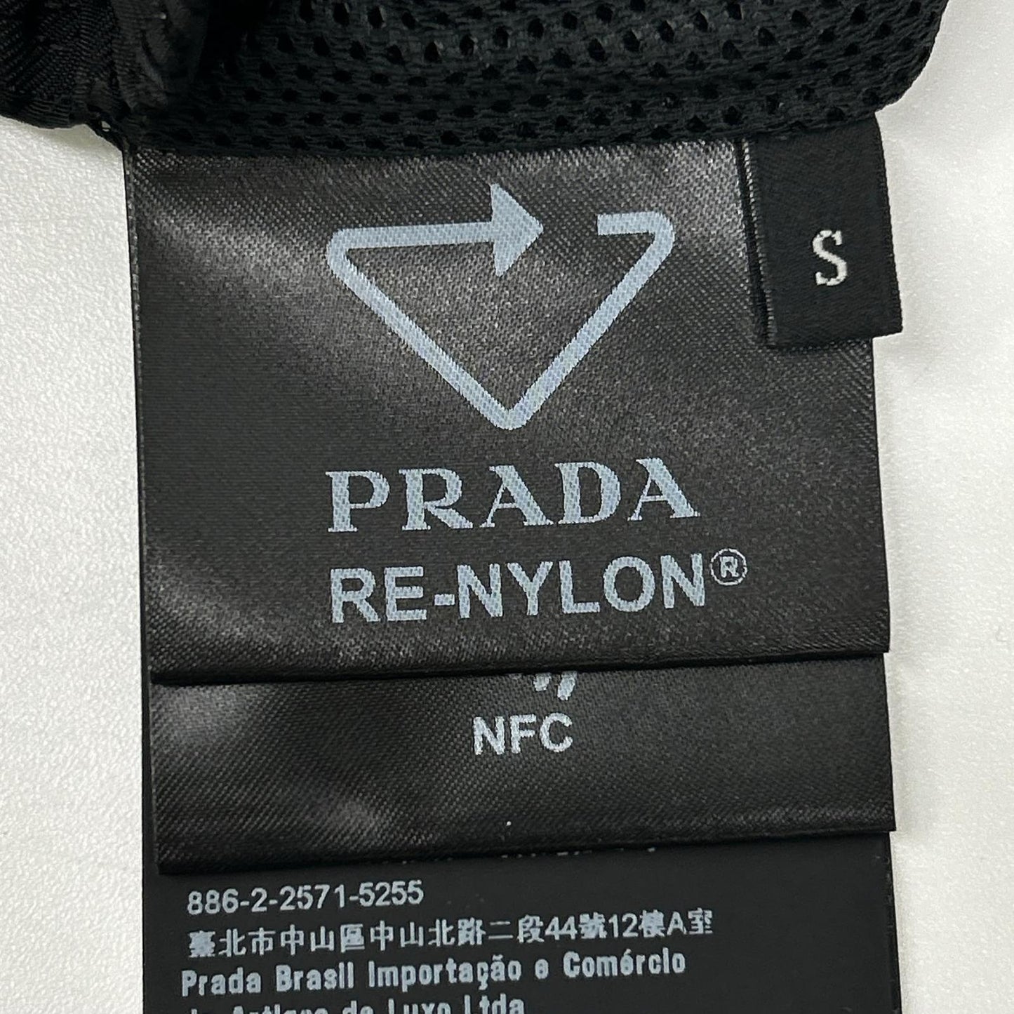 PRADA プラダ 【国内正規】SPH226 S222 11FC RE-NYLON トライアングルロゴプレート ショートパンツ ボトムス