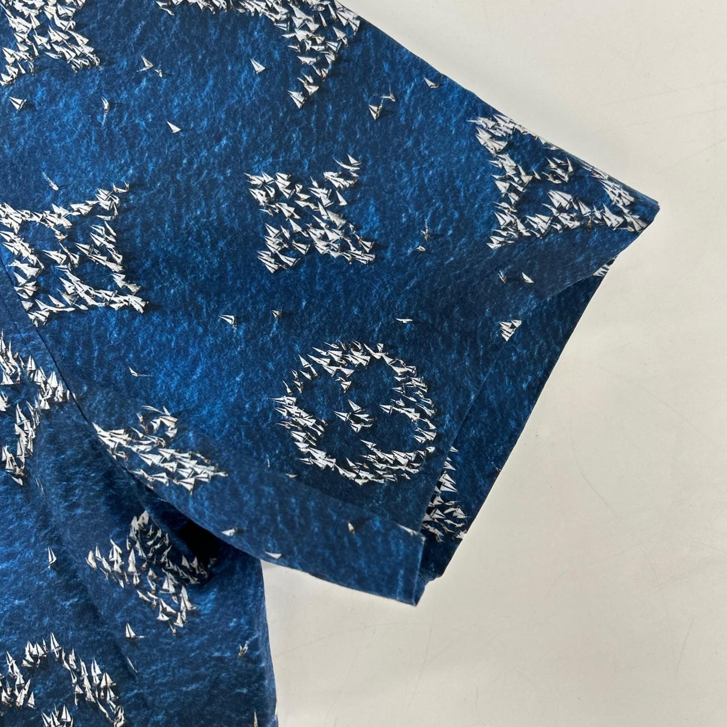 LOUIS VUITTON ルイヴィトン 【美品/国内正規/25年製】1AHVU3/RM252MM UYF HTS04W プリント モノグラム ショートスリーブシャツ トップス