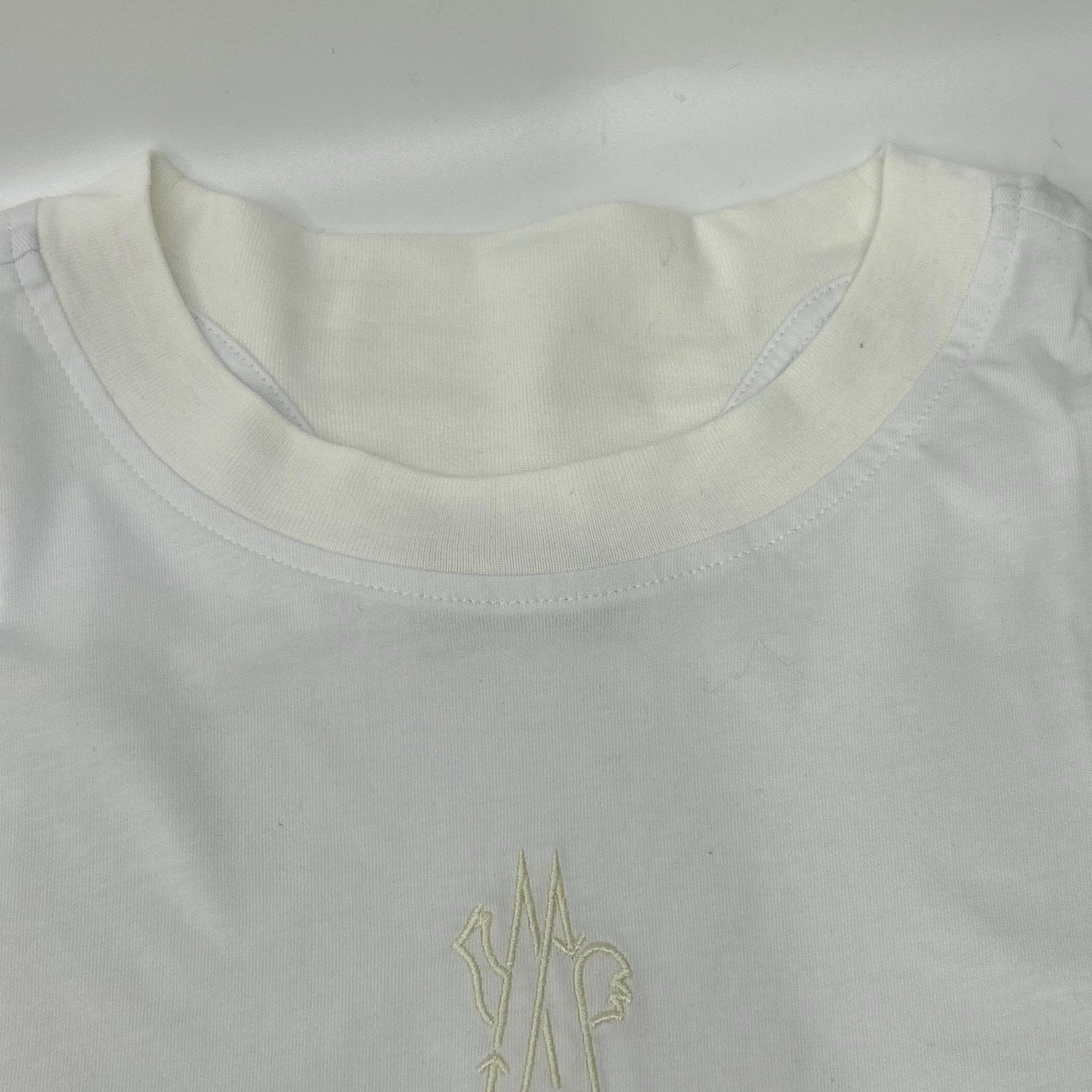 MONCLER モンクレール 23年製 I20918C00055 ホワイト フロントロゴ Tシャツ トップス
