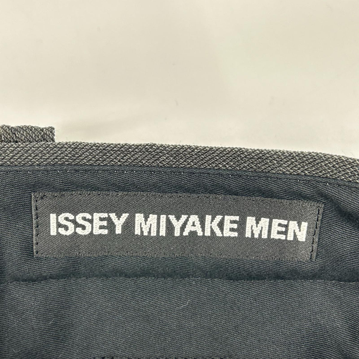 ISSEY MIYAKE MEN イッセイミヤケメン ME21FF069 グレー シワ加工 ボトムス ボトムス