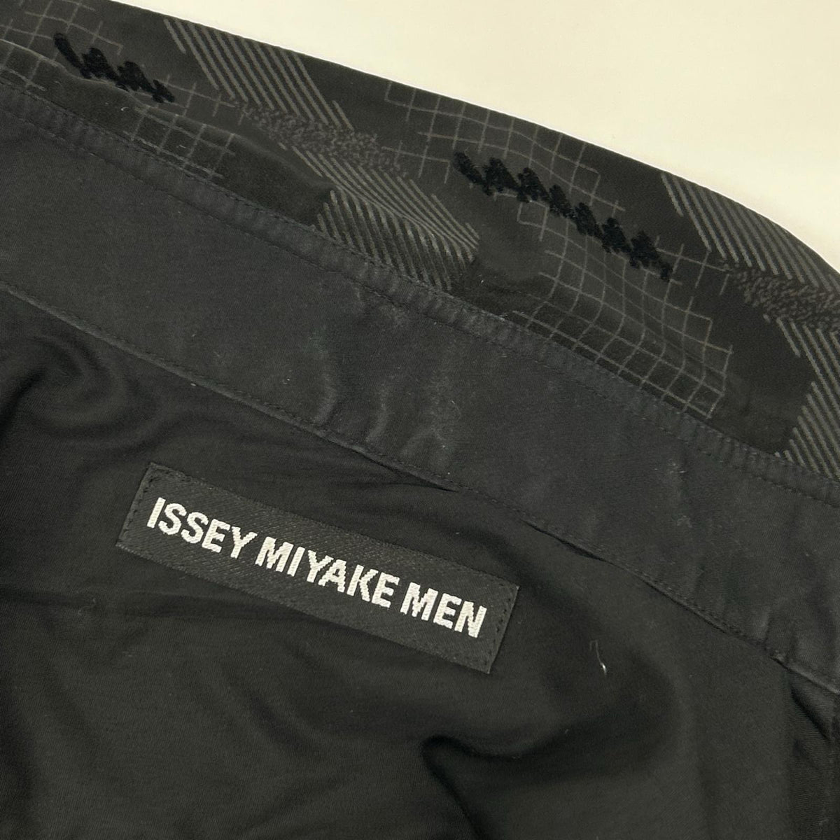ISSEY MIYAKE MEN イッセイミヤケメン 15AW ブラック×グレー ME53FJ065 総柄 幾何学模様シャツ トップス