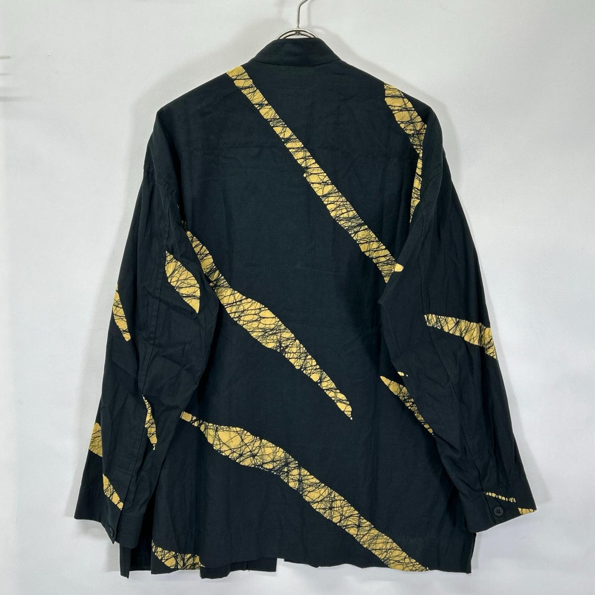ISSEY MIYAKE MEN イッセイミヤケメン 19AW ブラック×イエロー ME93FJ042 ロウケツ染め バンドカラーシャツ トップス