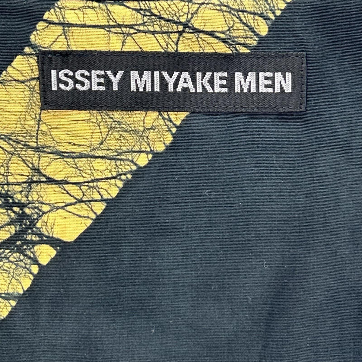 ISSEY MIYAKE MEN イッセイミヤケメン 19AW ブラック×イエロー ME93FJ042 ロウケツ染め バンドカラーシャツ トップス