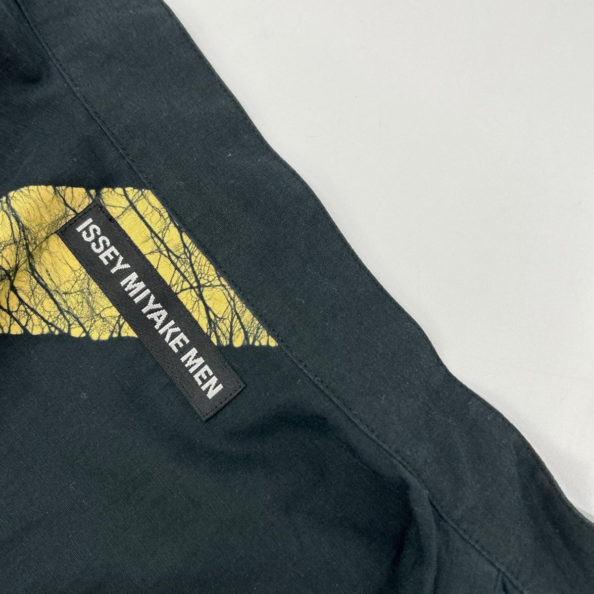 ISSEY MIYAKE MEN イッセイミヤケメン 19AW ブラック×イエロー ME93FJ042 ロウケツ染め バンドカラーシャツ トップス