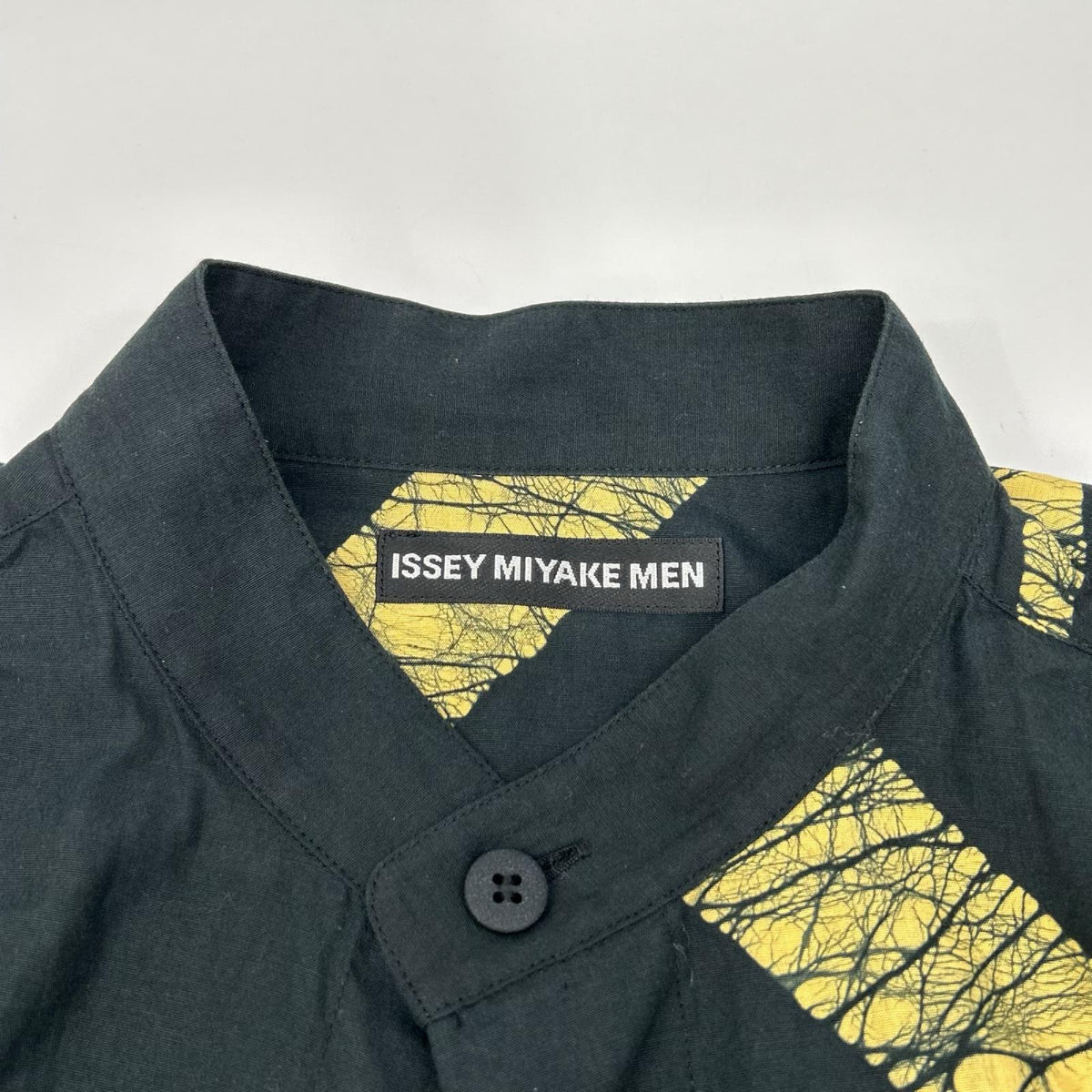 ISSEY MIYAKE MEN イッセイミヤケメン 19AW ブラック×イエロー ME93FJ042 ロウケツ染め バンドカラーシャツ トップス