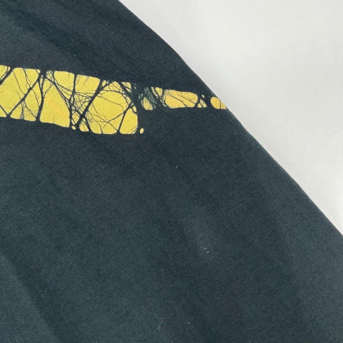 ISSEY MIYAKE MEN イッセイミヤケメン 19AW ブラック×イエロー ME93FJ042 ロウケツ染め バンドカラーシャツ トップス