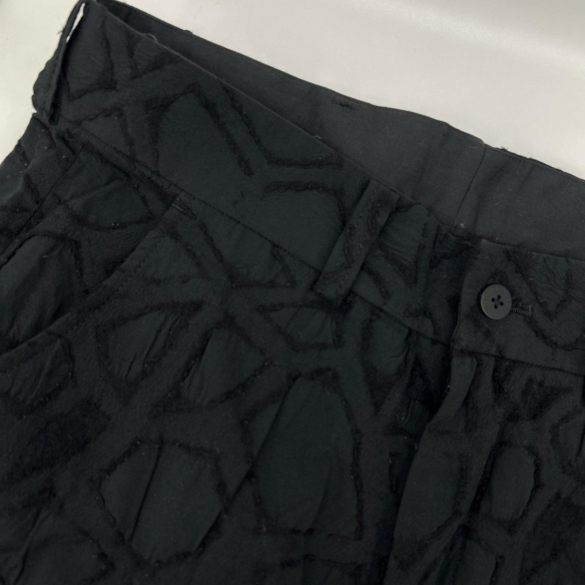 ISSEY MIYAKE MEN イッセイミヤケメン 18SS ブラック ME81FF238 ネットカット ジャカード デザイン テーパードパンツ ボトムス