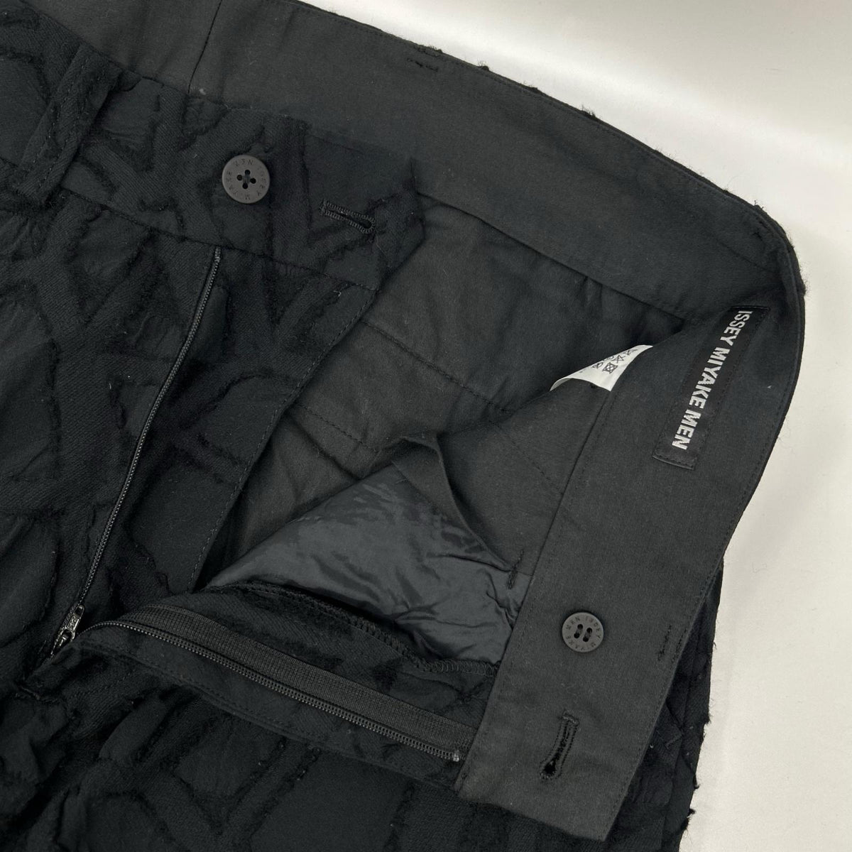 ISSEY MIYAKE MEN イッセイミヤケメン 18SS ブラック ME81FF238 ネットカット ジャカード デザイン テーパードパンツ ボトムス