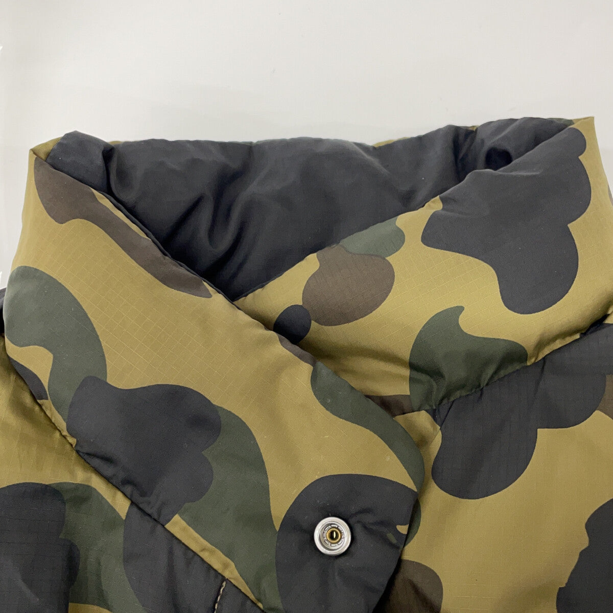 A BATHING APE アベイシングエイプ ブラック×オリーブドラブカラー エイプカモ リバーシブル ダウンベスト A BATHING APE アベイシングエイプ ブラック×オリーブドラブカラー