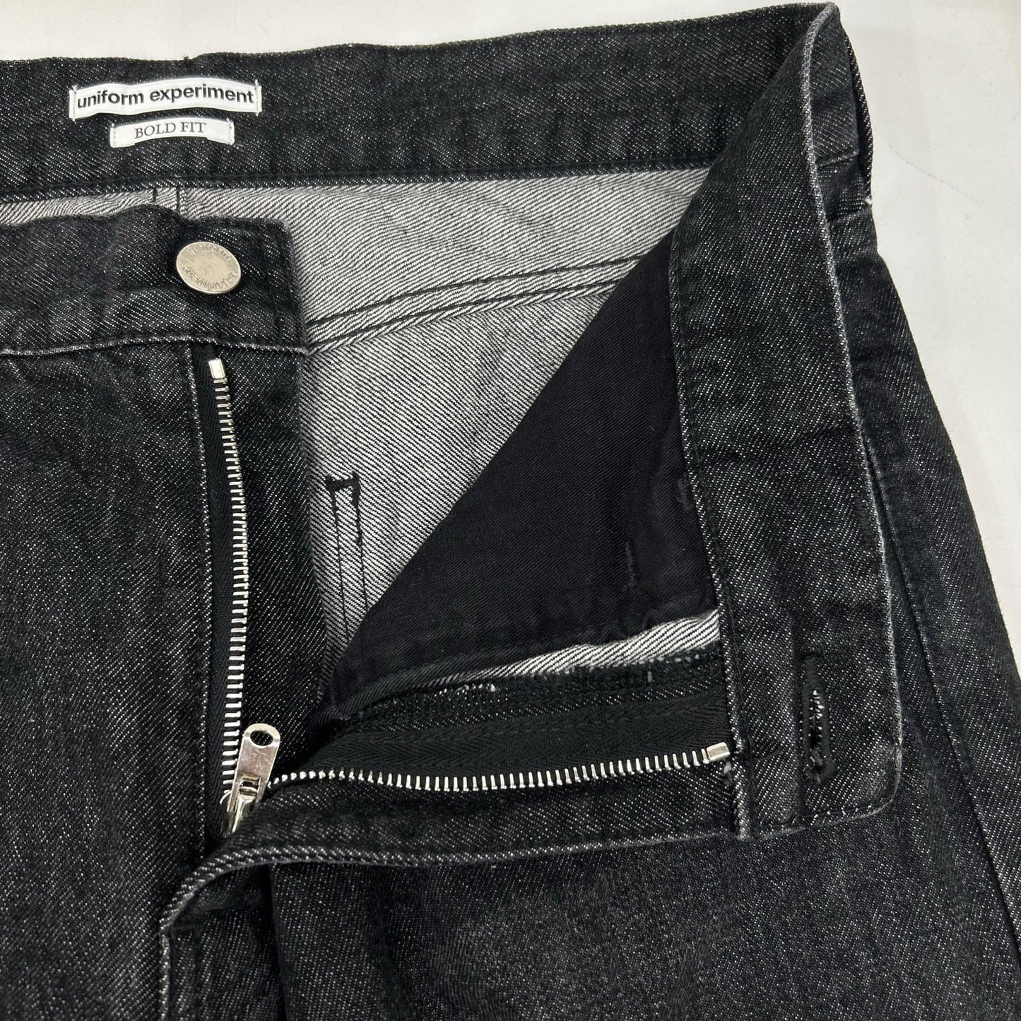 uniform experiment ユニフォームエクスペリメント 252053 WASHED DENIM BOLD-FIT JEANS ボトムス