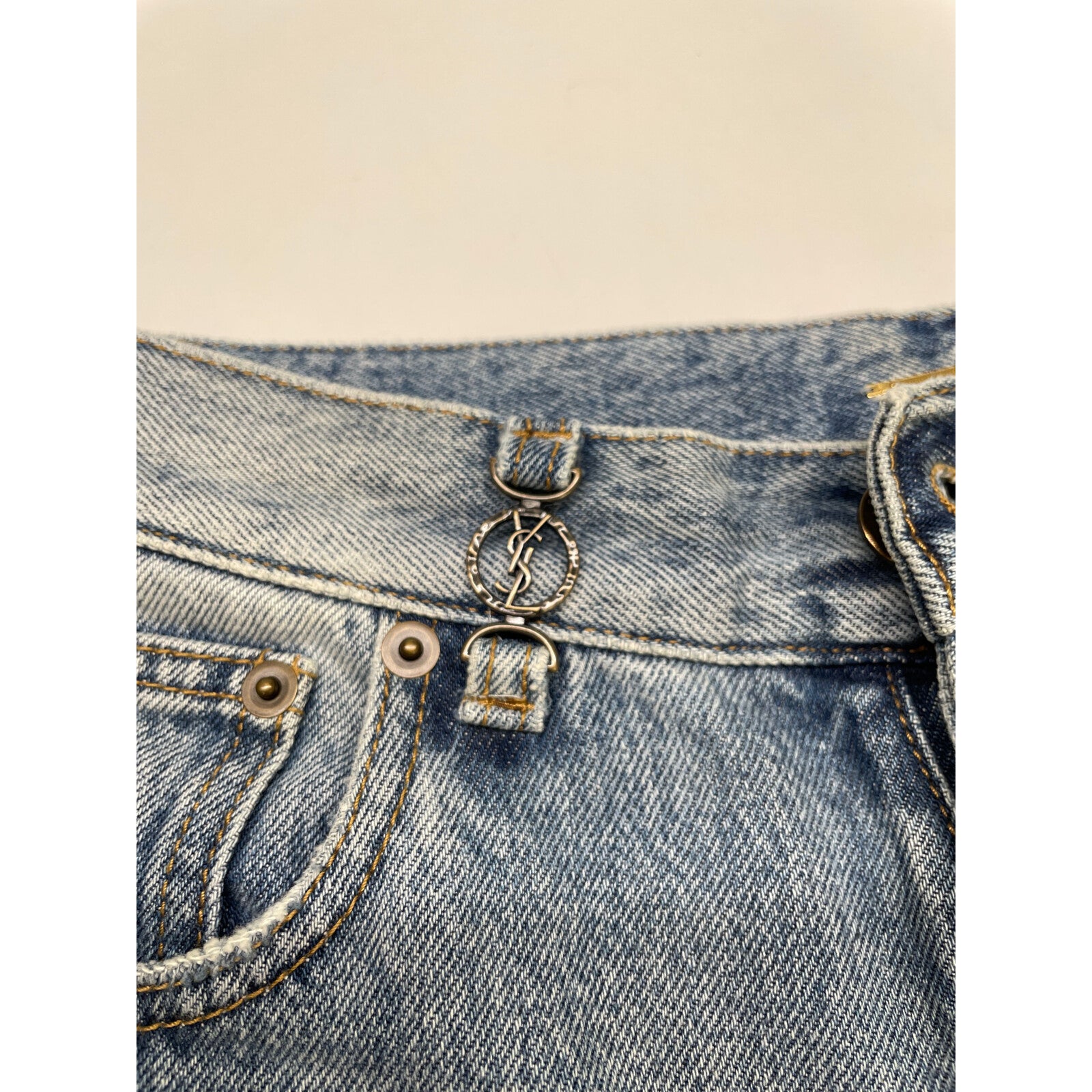 SAINT LAURENT PARIS 圣罗兰巴黎 23年款 758262 Y372Y 浅蓝色 棉 YSL标志吊饰 牛仔裤 下装